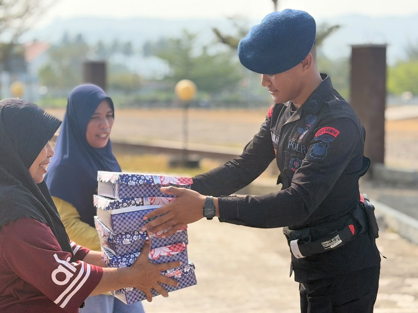 Brimob Polda Maluku Utara Gelar Jumat Berbagi di Sofifi, Sambangi Pedagang hingga Petugas Kebersihan