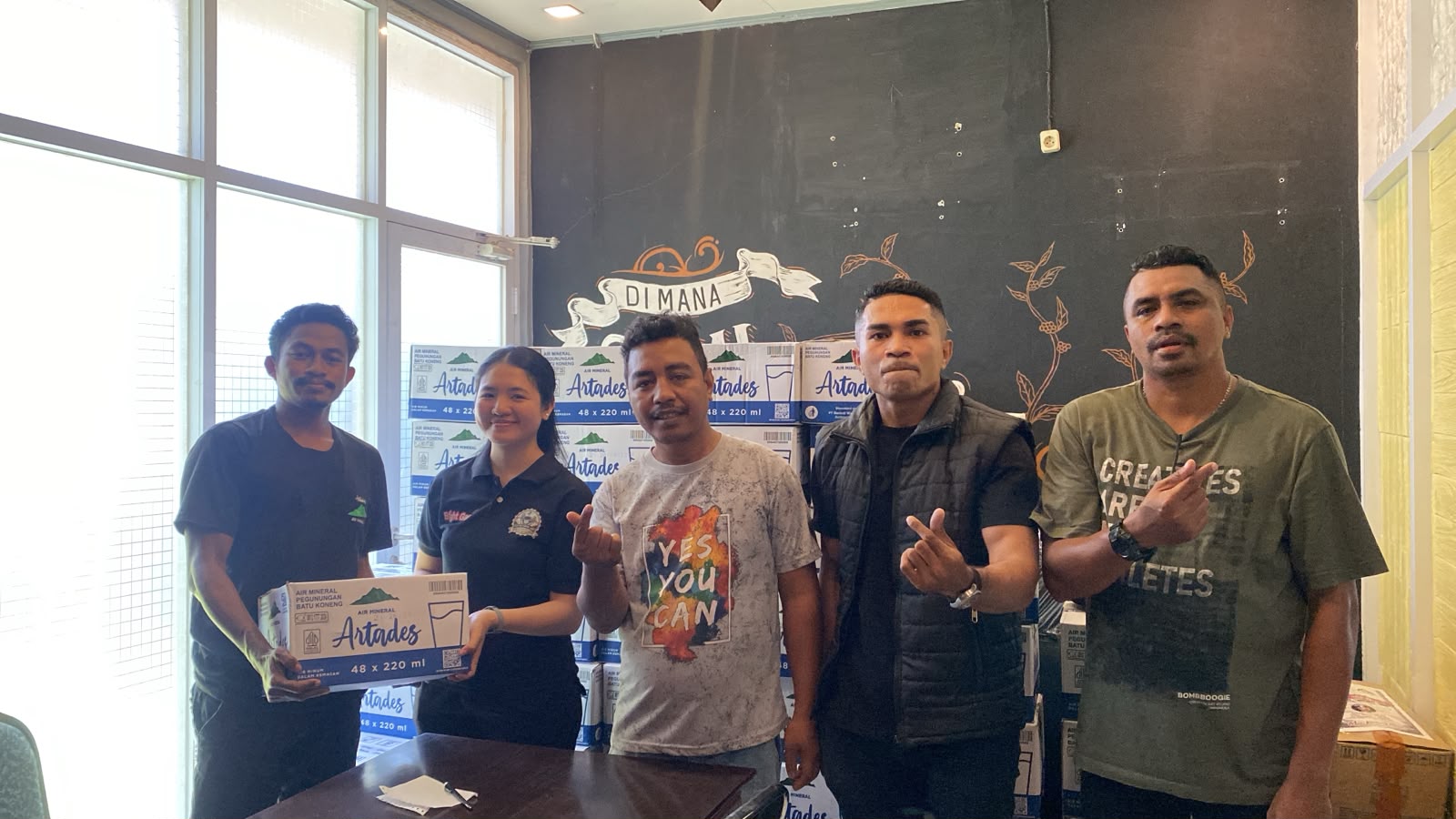 PT Artades Salurkan 100 Karton Air Minum untuk Warga Patahuwe Korban Konflik Lisabata