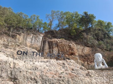 On The Rock Gunungkidul: Tebing, Laut, dan Kafe di Pantai Drini