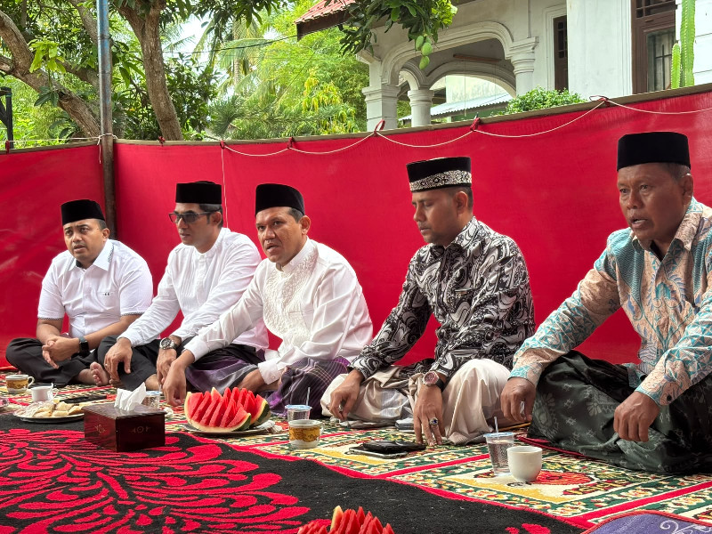 Wagub Aceh Fadhlullah Melayat ke Rumah Duka Ibunda Ketua Komisi I DPRA di Aceh Utara