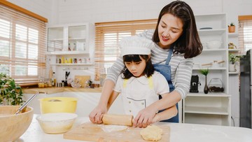Anak Suka Meniru Orang Tua? Ini Alasan Psikologis di Baliknya