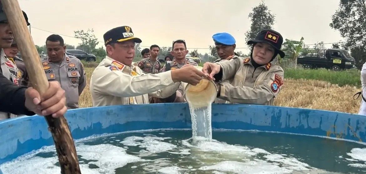 Bupati Batola Uji Surfaktan Polda Kalsel di Jejangkit, Api Karhutla Dipadamkan hingga Bawah Gambut