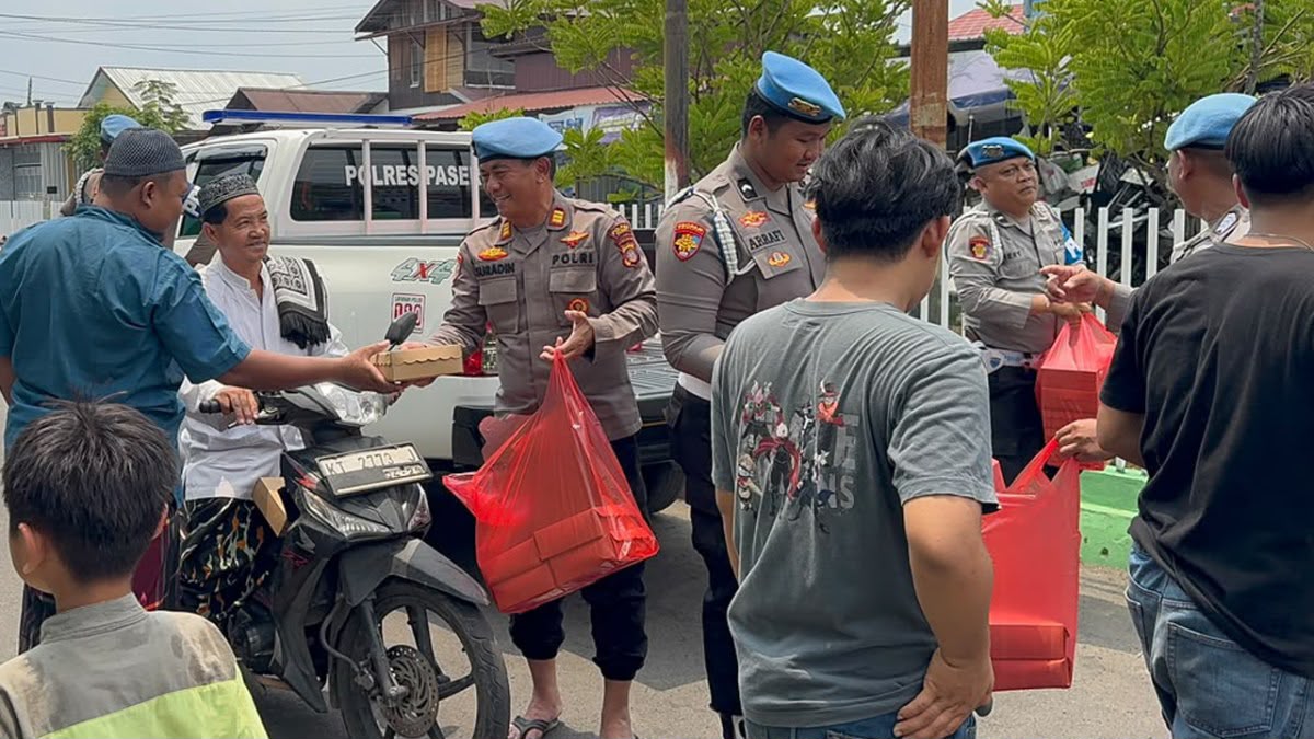 Sipropam Polres Paser Bagikan 200 Nasi Kotak ke Jamaah Salat Jumat di Masjid Baiturrahim