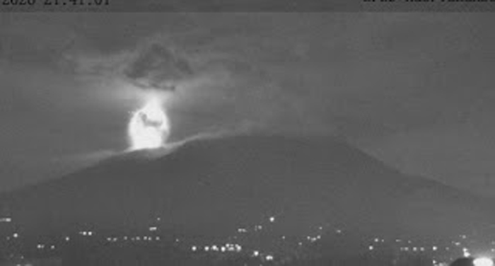Gunung Marapi Erupsi Sabtu Malam, Hujan Abu Vulkanik Guyur Bukittinggi hingga Tengah Malam