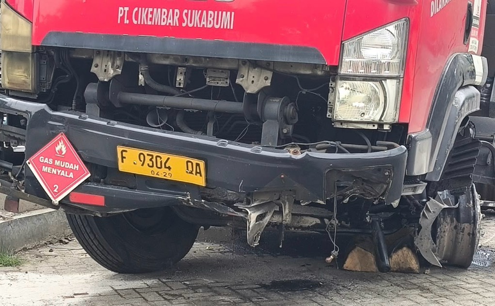 Truk Tangki LPG Tabrak Pembatas Tol Jagorawi, Sopir Diduga Microsleep