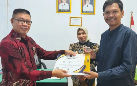 Kemenkum Sultra Serahkan Sertifikat NL.P ke Lurah Labalawa, Baubau Kini Punya Dua Lurah Berpredikat Peacemaker