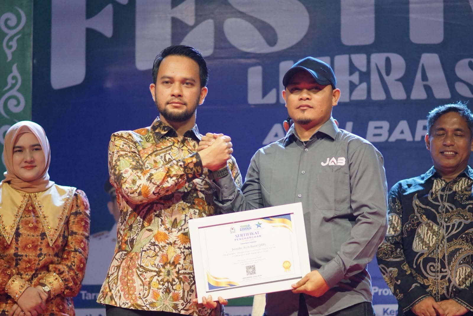 Sekber JAB Terima Penghargaan Penggiat Literasi Aceh Barat, Wabup Said Fadhiel Serahkan Langsung di Penutupan Festival