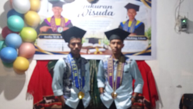Dua Saudara Kembar di Kupang Raih Gelar Sarjana Unika Widya Mandira, Sempat Ragu hingga Nyaris Berhenti Kuliah