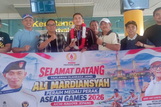 Atlet Dayung Jambi Letda M. Ali Mardiansyah Bawa Pulang Perak Asian Games 2026, Disambut Hangat di Bandara Sultan Thaha