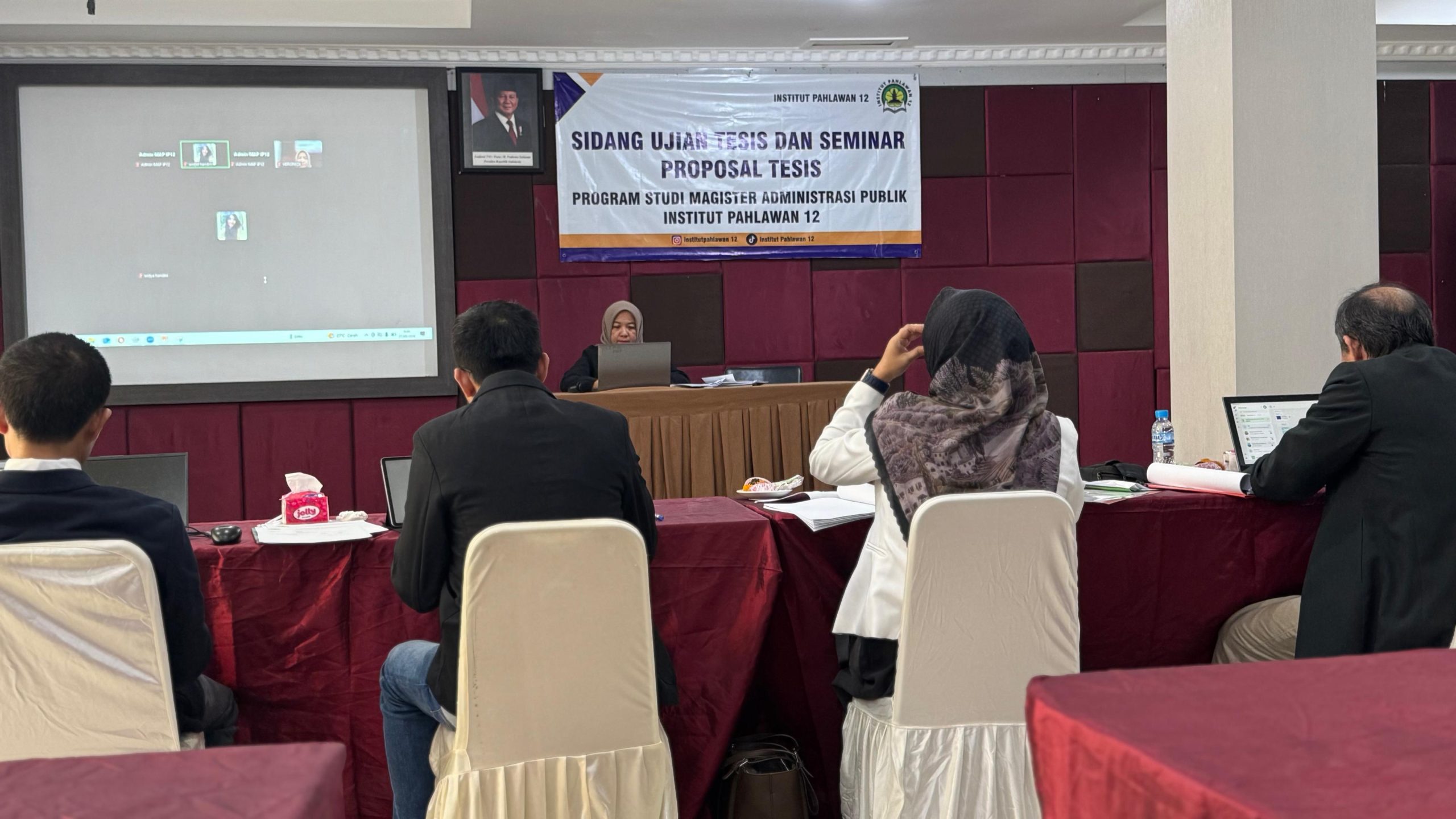 Institut Pahlawan 12 Hadirkan 4 Guru Besar dari 3 Universitas Asia di Ujian Tesis S2 MAP Sungailiat
