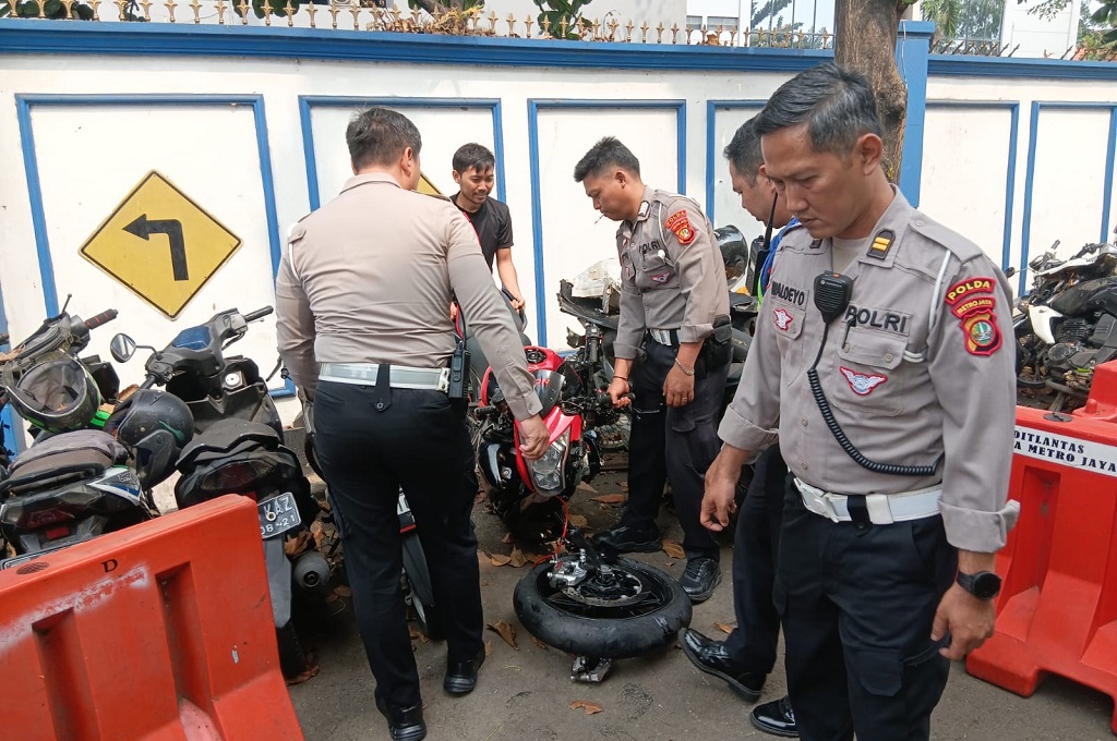 Moge Kawasaki Tabrak Ojol di Senayan, Pengendara Masih 15 Tahun