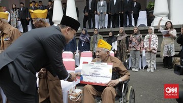 Hari Bhakti Postel ke-81, Wamenkomdigi Serahkan Tali Asih Veteran Pos-Telekomunikasi