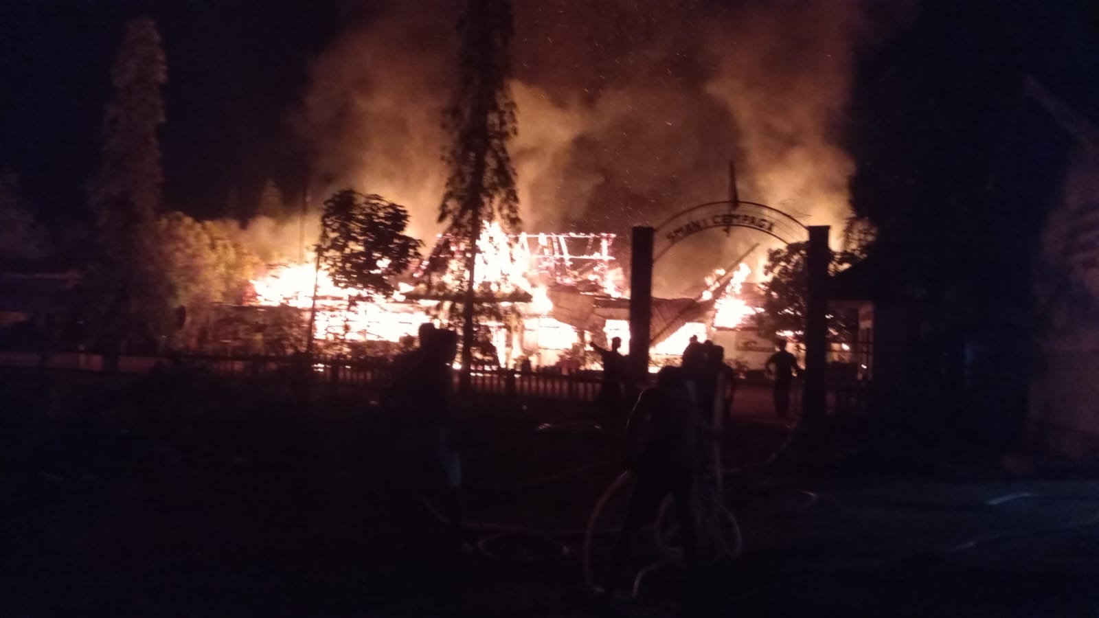 Kebakaran di SMAN 1 Cempaga Kotim Hanguskan Satu Bangunan, Warga Bantu Pemadaman Dini Hari