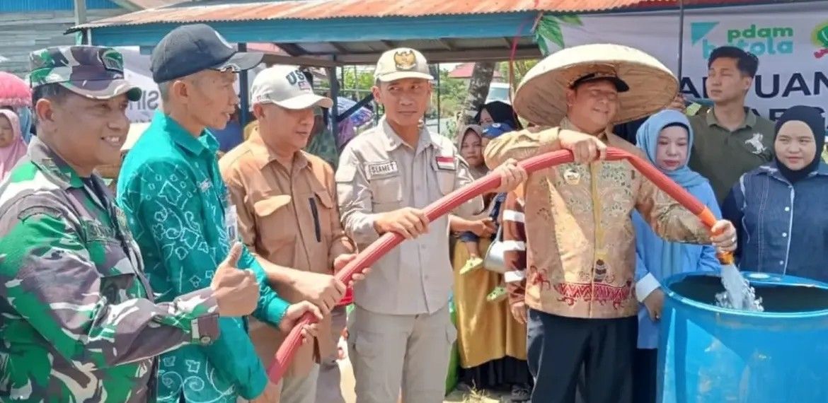Bupati Batola Turun Langsung Salurkan Air Bersih ke 2 Desa Terdampak Air Asin di Tabunganen