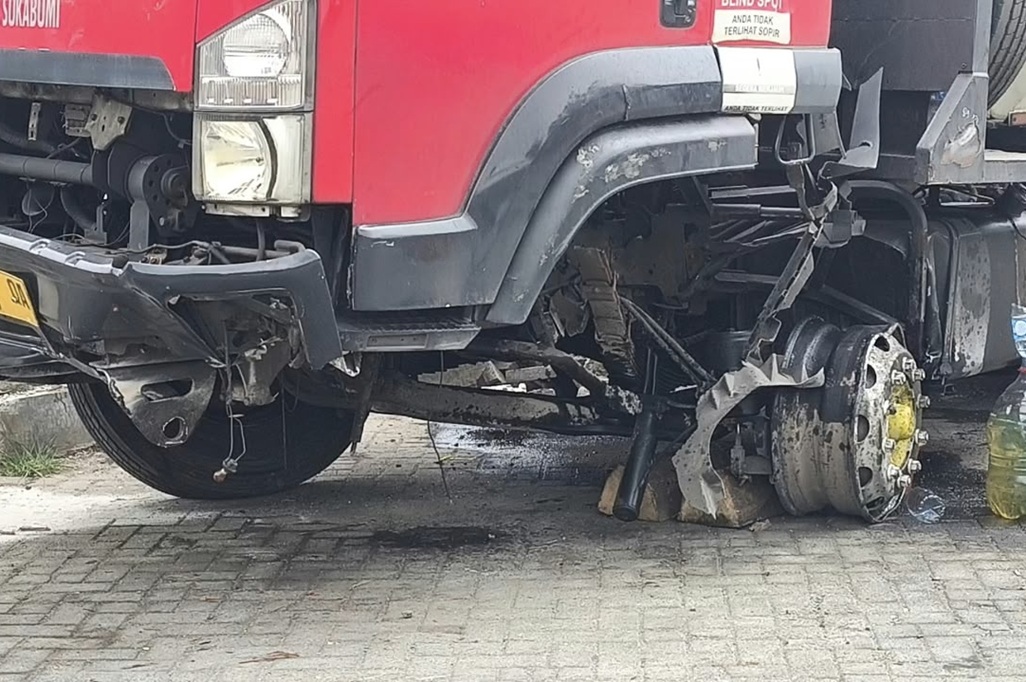 Truk Tangki LPG Tabrak Pembatas Tol Jagorawi, Sopir Diduga Microsleep