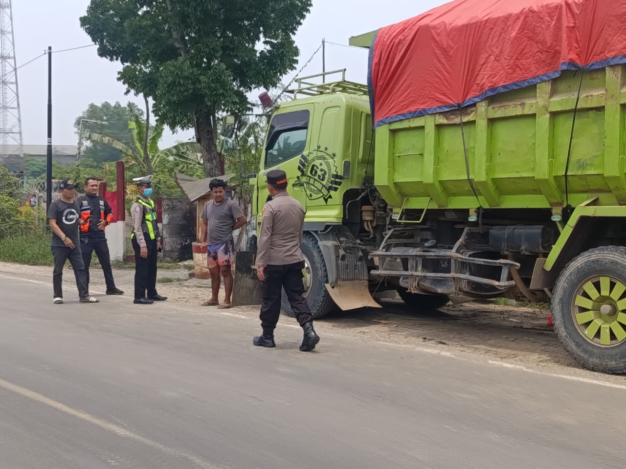 Polsek Jawilan dan Dishub Serang Tertibkan Dump Truk Tambang yang Parkir di Bahu Jalan Cikande–Rangkasbitung
