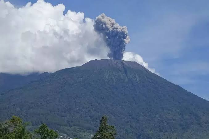 Gunung Marapi Erupsi Sabtu Malam, Kota Bukittinggi Diguyur Hujan Abu hingga Pukul 23.30 WIB