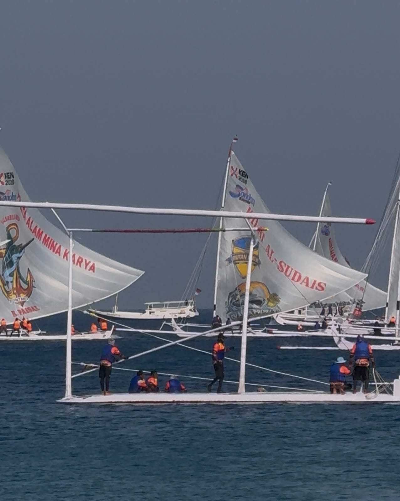 80 Perahu Sandeq Berlaga di Etape Kedua Sandeq Silumba 2026, Angin Kencang Hantam Dua Peserta di Pamboang