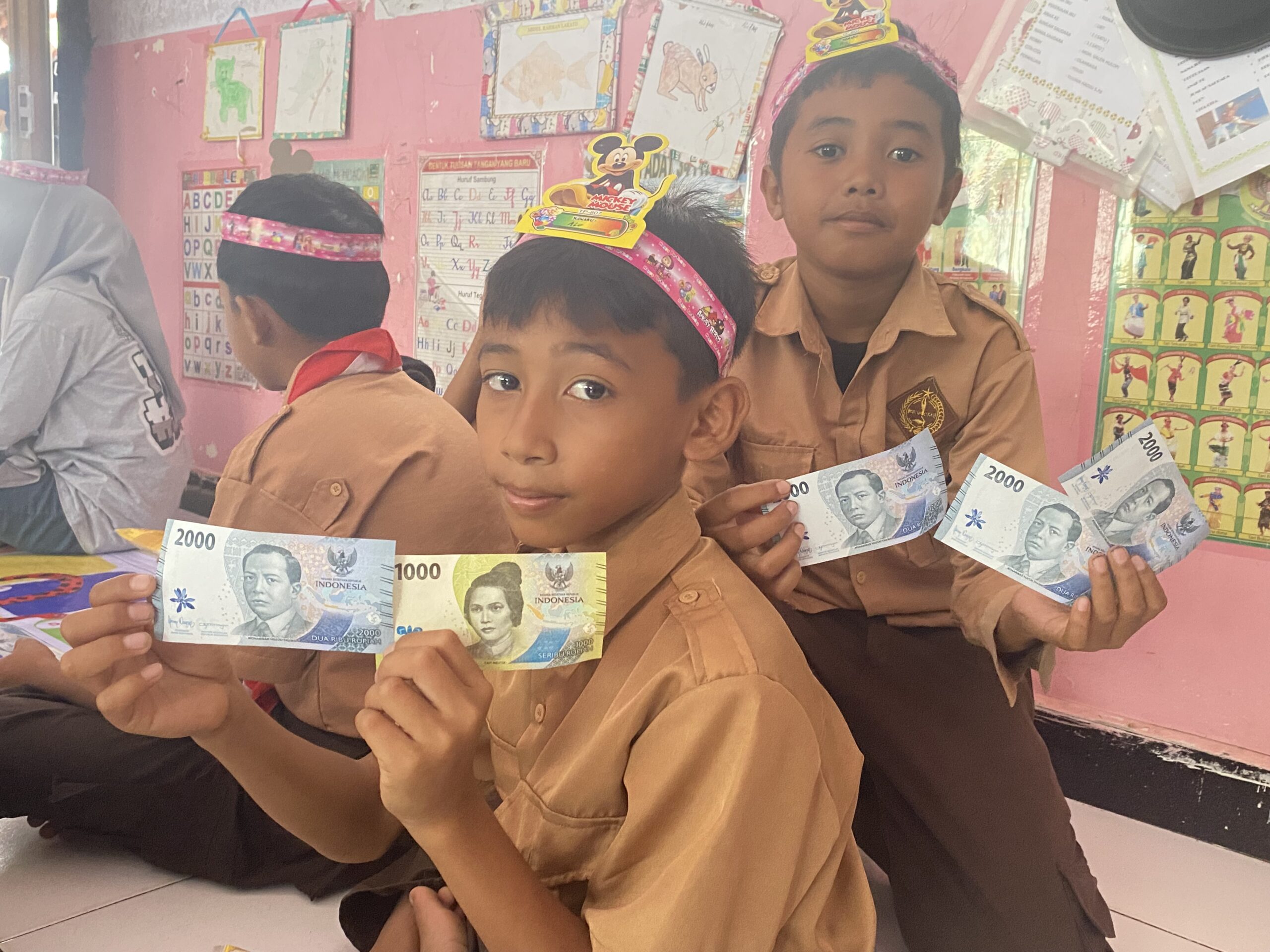 BI Gorontalo Edukasi Rupiah di 4 Wilayah Terpencil, Siswa SDN 7 Bone Bolango Belajar Tanpa Sinyal Internet