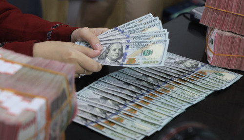 Rupiah Dibuka Melemah ke Rp17.940 per USD, Harga Minyak Dunia Jadi Pemicu