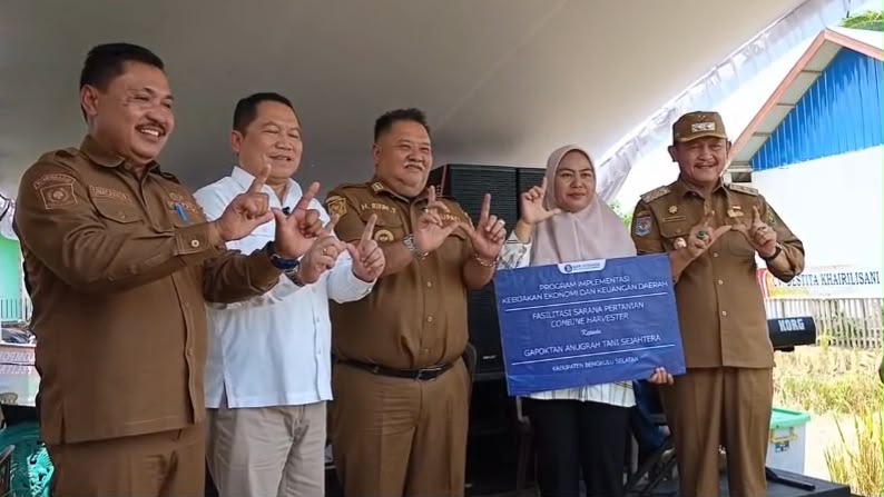 Pemkab Bengkulu Selatan Targetkan Panen 3 Kali Setahun, BI Serahkan Combine Harvester ke Kelompok Tani Seginim