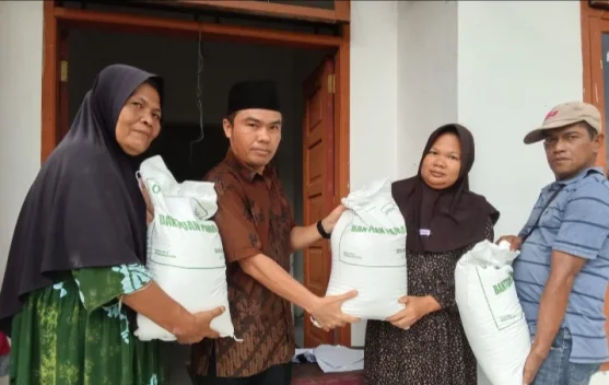 Bulog Salurkan 6,4 Ton Beras Bantuan Pangan ke 215 Warga Lae Butar Aceh Singkil