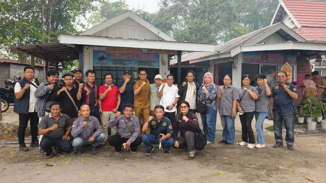 IPJI Kalteng dan Pemko Palangka Raya Layani Aktivasi IKD Gratis, Bagikan Masker di Tengah Kabut Asap