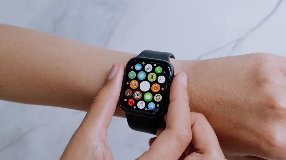 Smartwatch di Tangan Gen Z: Gaya Hidup Sehat atau Sekadar Tren Teknologi