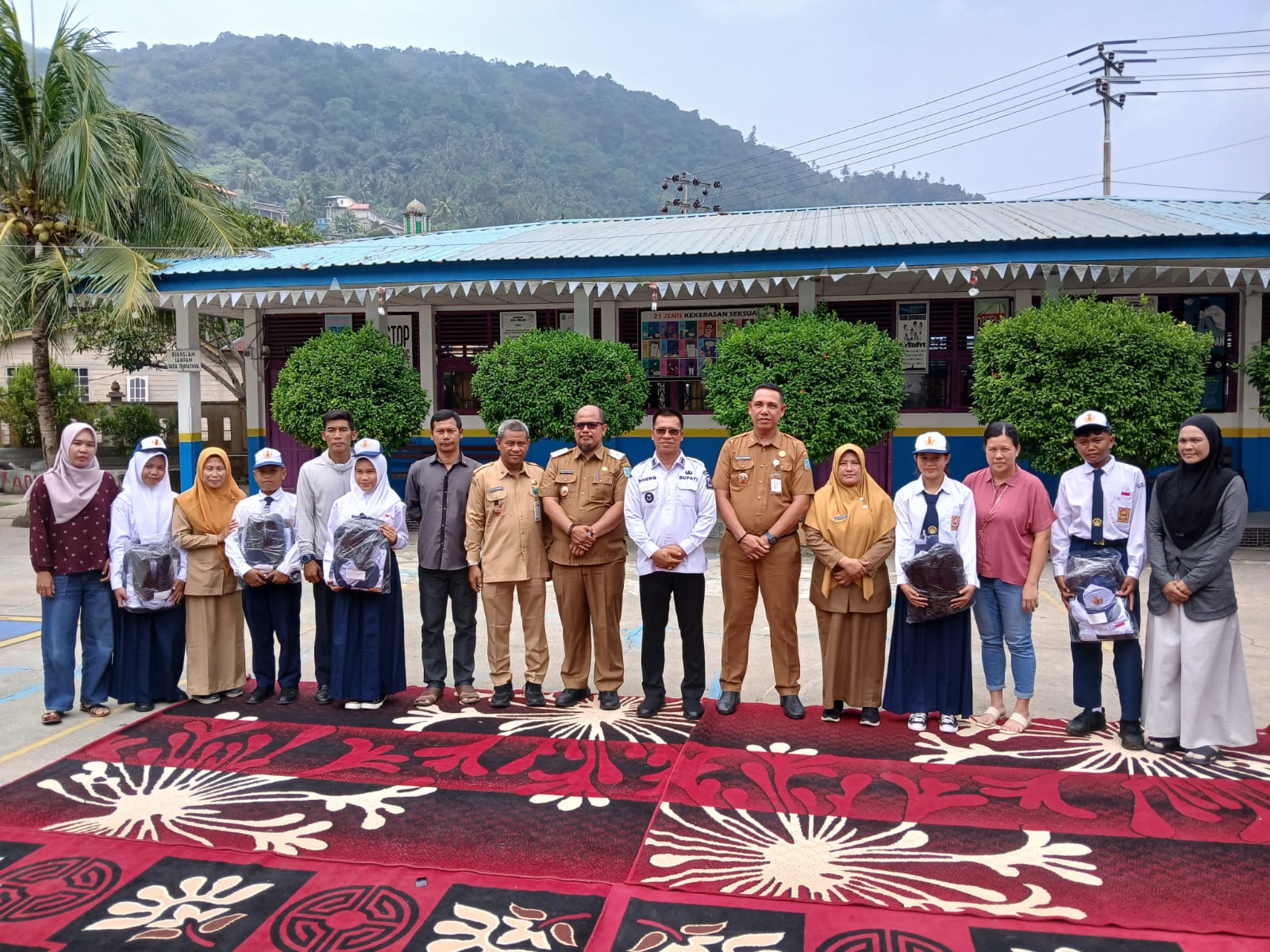 Pemkab Kepulauan Anambas Salurkan Seragam Gratis ke 2.544 Murid Baru di 10 Kecamatan