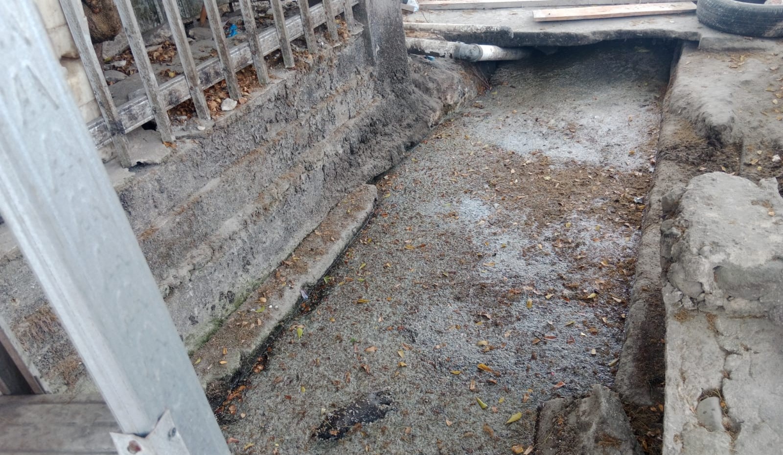 Warga Wailela Ambon Keluhkan Bau Menyengat di Saluran Jalan Ir. M. Putuhena, DLHP Diminta Cek Lokasi