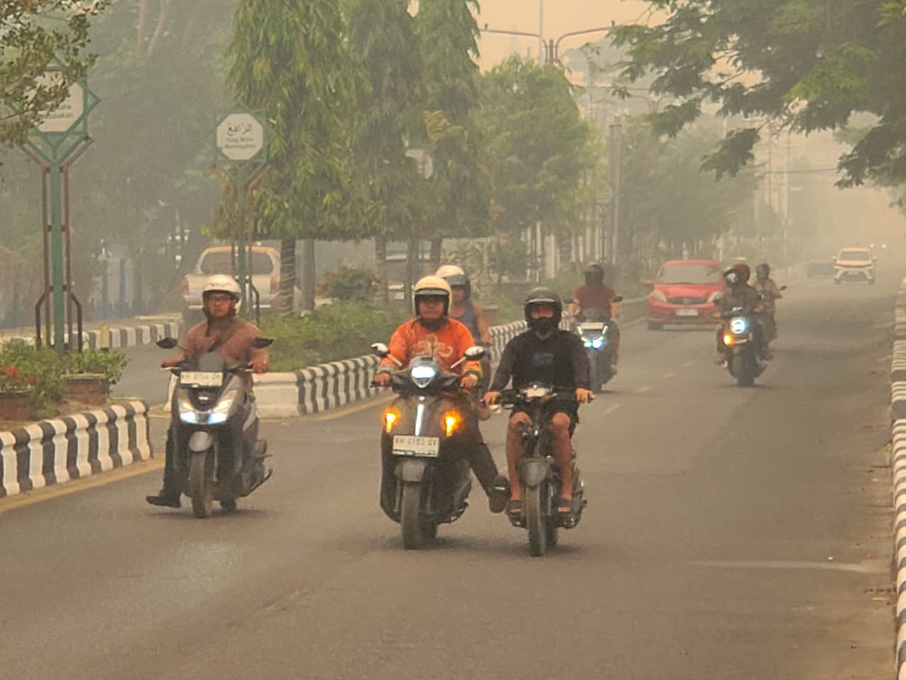 Kabut Asap Karhutla Selimuti Sampit, Langit Siang Berwarna Kuning dan Jarak Pandang Turun 100 Meter