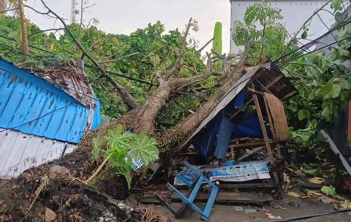 Badai Tengah Malam Hantam Mamuju, Atap Tempat Usaha di Karema Roboh Rata dengan Tanah