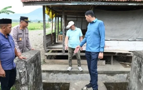 Staf Ahli Bupati Aceh Besar Tinjau Saluran Irigasi Lambarih yang Rusak, Warga Sampaikan Keluhan Pengairan