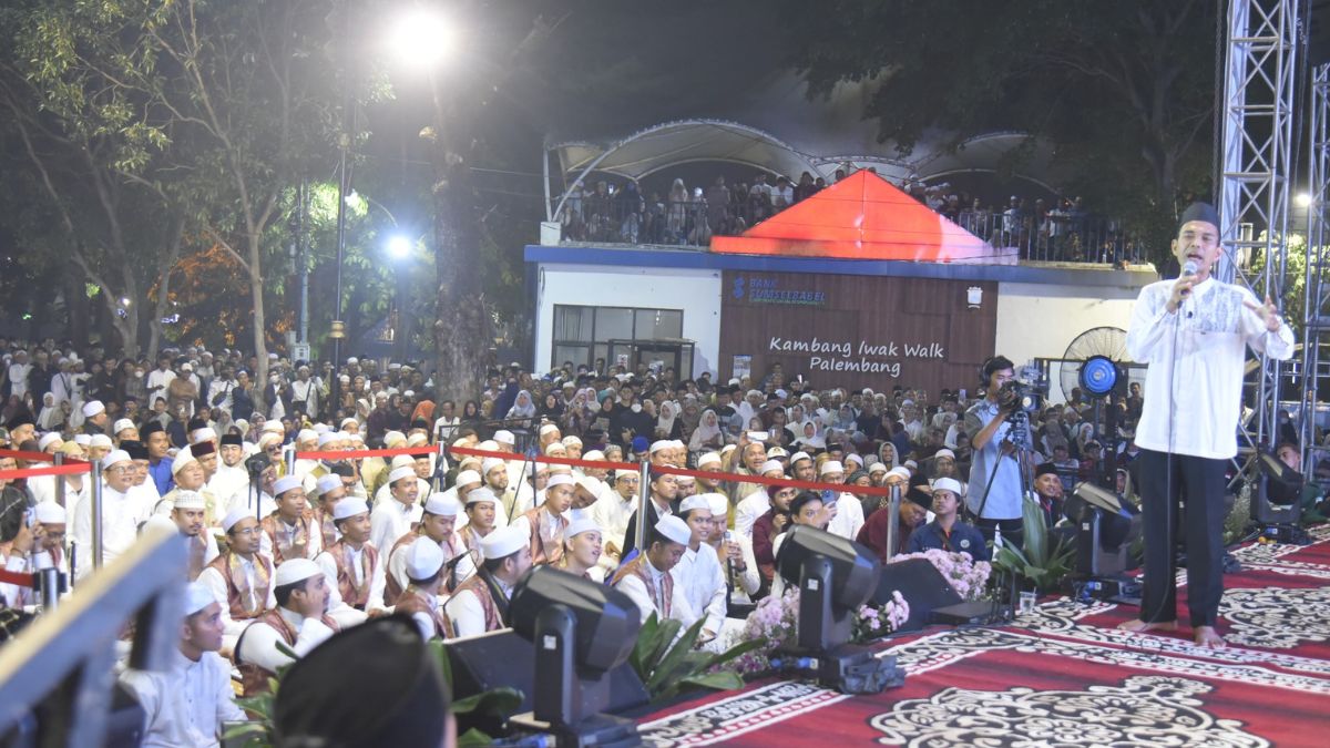 Ribuan Warga Palembang Hadiri Tabligh Akbar UAS di Kambang Iwak, Ratu Dewa Kukuhkan Forum Ukhuwah Ulama Umrah