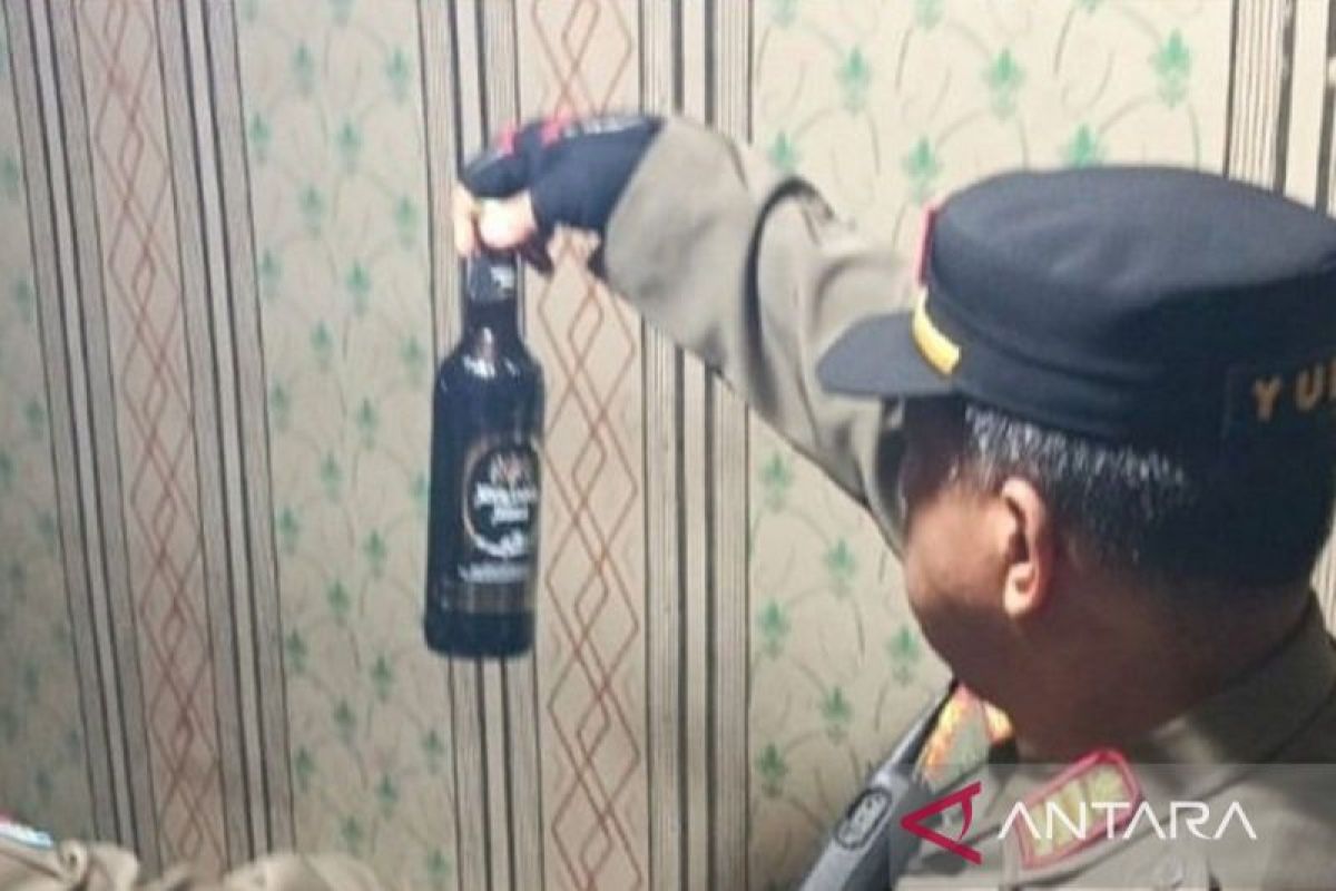 Satpol PP Gabungan Sita 51 Botol Miras Tanpa Izin di Samarinda, Tertibkan Spanduk hingga Lapak PKL