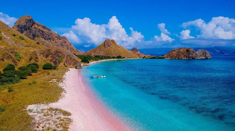 Pantai Pink Komodo hingga Diamond Nusa Penida, 3 Wisata Bahari Andalan Indonesia