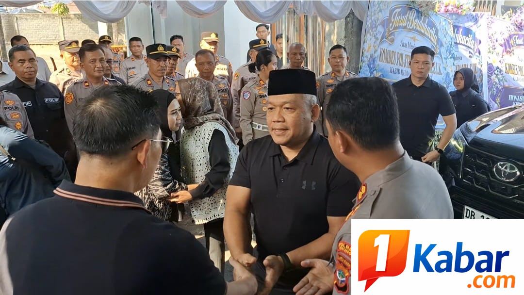 Kapolda Sulut Sambangi Rumah Duka Kombes Pol Steidy Raranta di Bitung, Serahkan Tali Asih