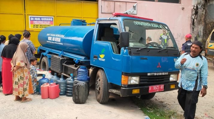Dinsos Kalsel Perluas Distribusi Air Bersih ke Tiga Titik di Banjarmasin pada Hari Kedua