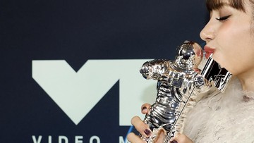 Lisa BLACKPINK Jadi Solois K-Pop Pertama Menang Best Pop di MTV VMA 2026