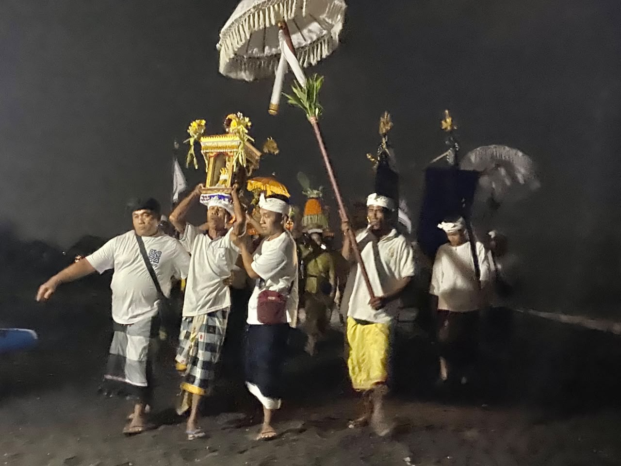 Warga Keturunan Arya Madura Klungkung Gelar Tradisi Ngaro, Prosesi Puncak Digelar di Pantai Siut Gianyar