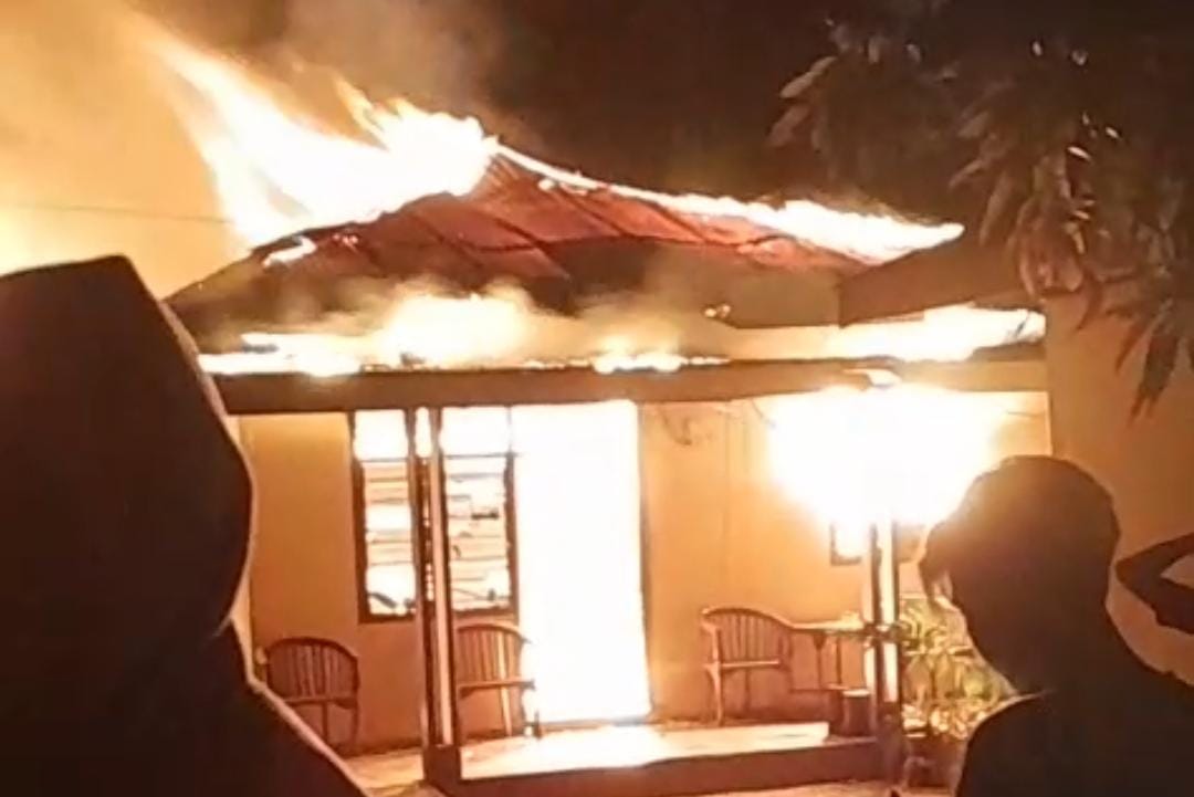 Rumah di Desa Maleo Pohuwato Ludes Terbakar Saat Penghuni Tertidur, Damkar Dikerahkan dari PLTG