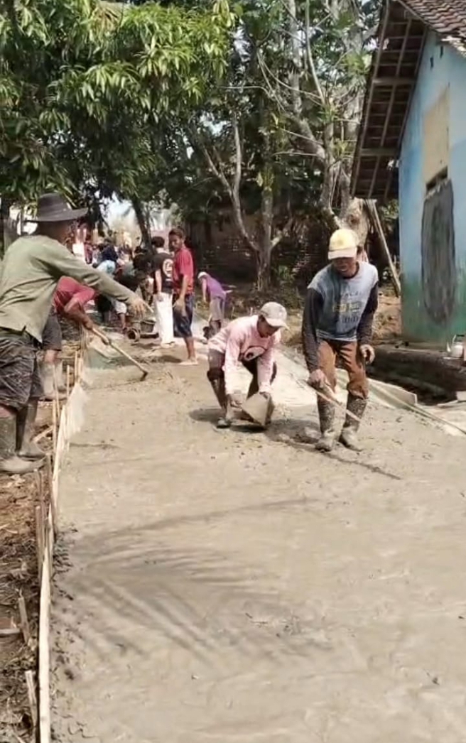 Warga Kampung Gerewel Lebak Cor Jalan Rusak 100 Meter Swadaya, Kades Sumbang 10 Sak Semen