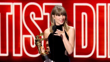 Taylor Swift Terima MTV VMA Artist Director Honors Pertama