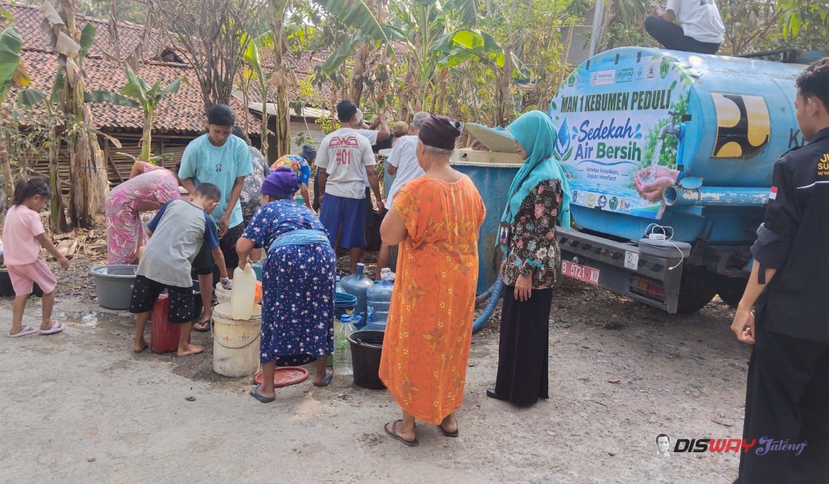 MAN 1 Kebumen Salurkan Dua Tangki Air Bersih ke 3 Desa Terdampak Kemarau