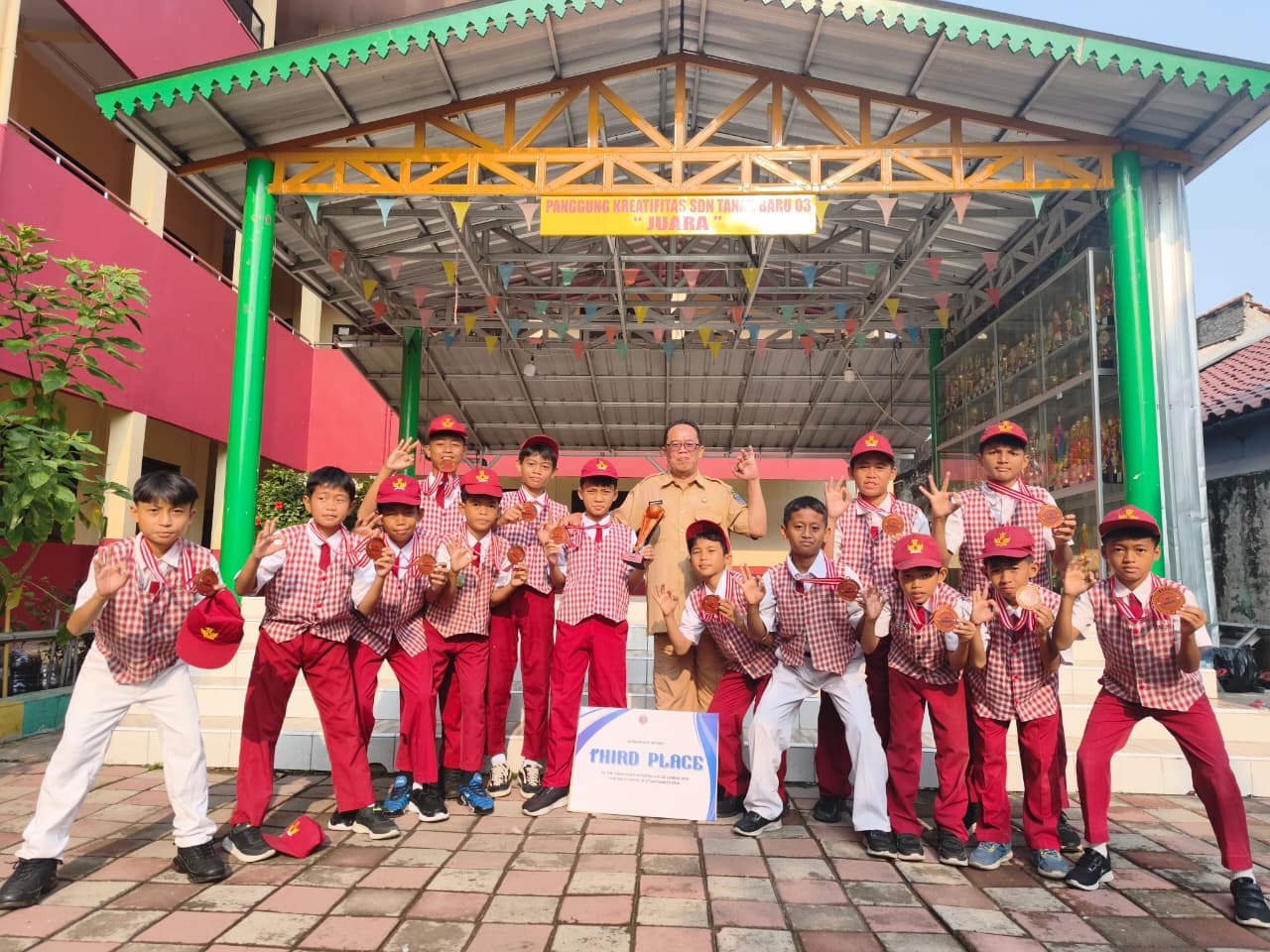 SDN Tanah Baru 3 Depok Raih Juara III Futsal Cup 2026, Endang Wahyudi Apresiasi Perjuangan Siswa