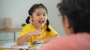 7 Cara Stimulasi Anak Speech Delay di Rumah, Selain Terapi