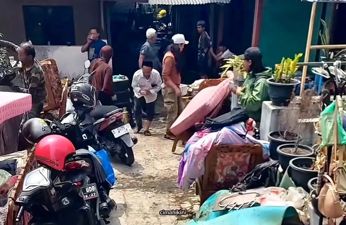 TPT Jebol di Cisarua Bandung Barat, 15 Rumah Terendam Banjir Bercampur Lumpur dan Batu