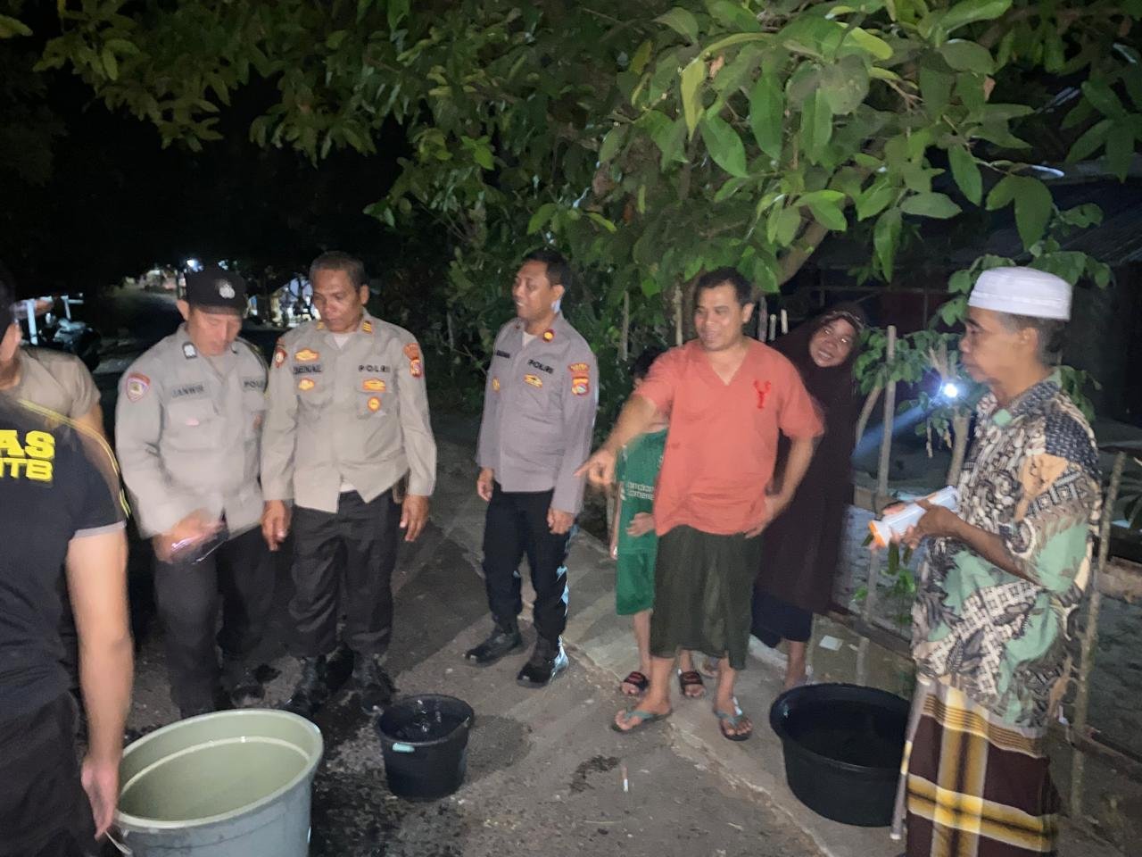 Polres Lombok Utara Salurkan 10.000 Liter Air Bersih ke Dua Dusun di Tanjung Saat Kemarau Ekstrem