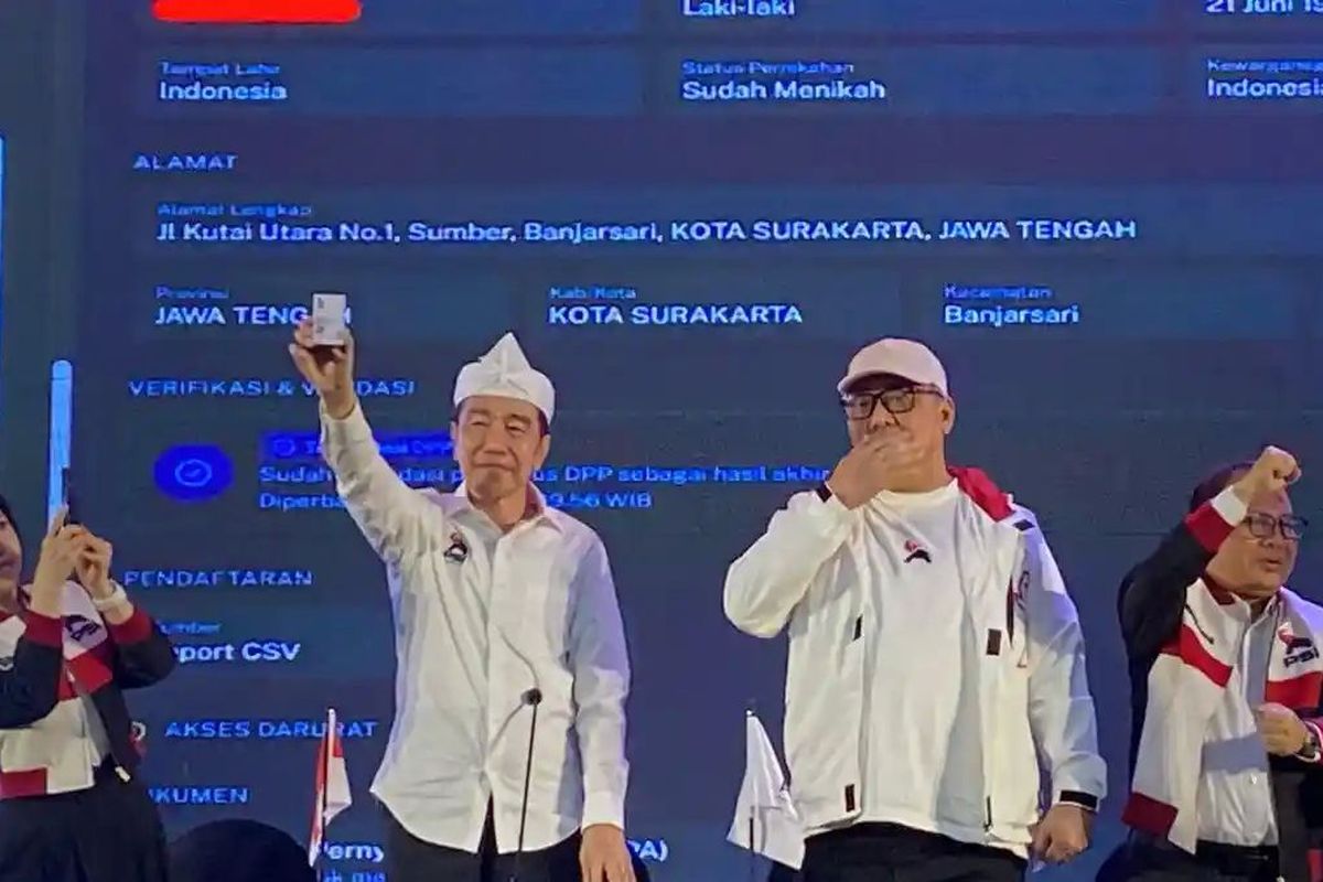 Jokowi Pamer KTA PSI di Rakorda Bekasi, Sebut Gabung Sejak 14 Oktober 2025