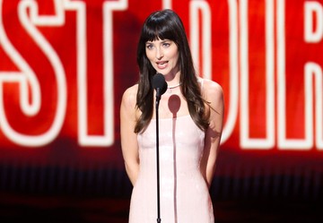 Dakota Johnson Kenakan Naked Dress Berkilau di MTV VMA 2026